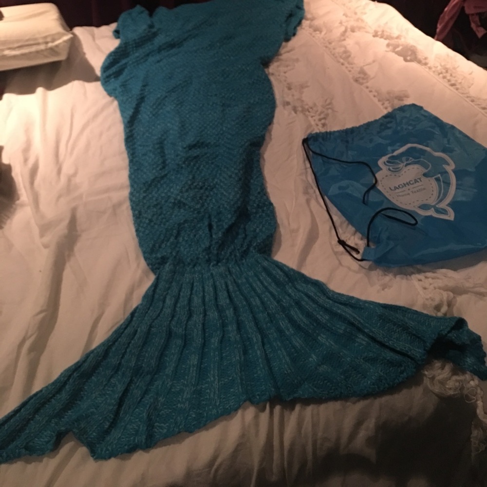 Blue knit mermaid tail blanket